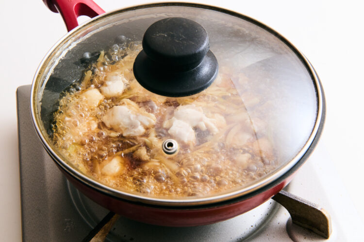 鶏もも肉を入れたら、蓋をして弱めの中火で3～4分煮る